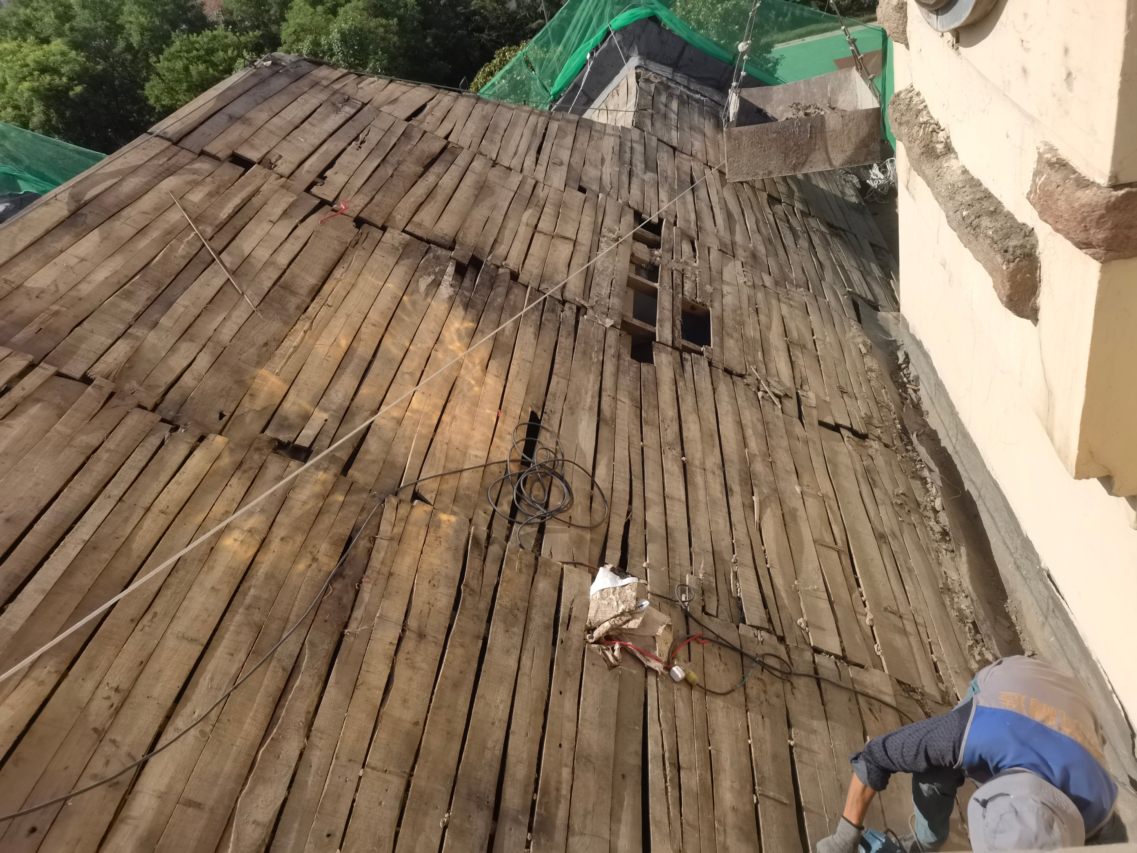 Roof waterproofing construction